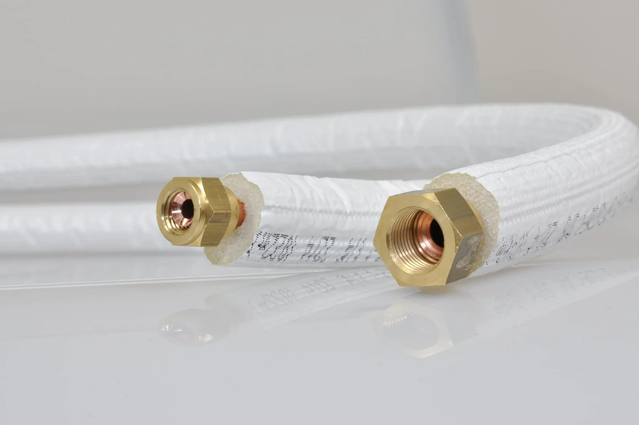 SYSTERM Conducto refrigerante para aire acondicionado dividido, tubo de cobre aislado listo para ajustar 1/4" + 1/2", los tubos preaislados para gases refrigerantes R32, R410A y R407C (longitud: 7m)