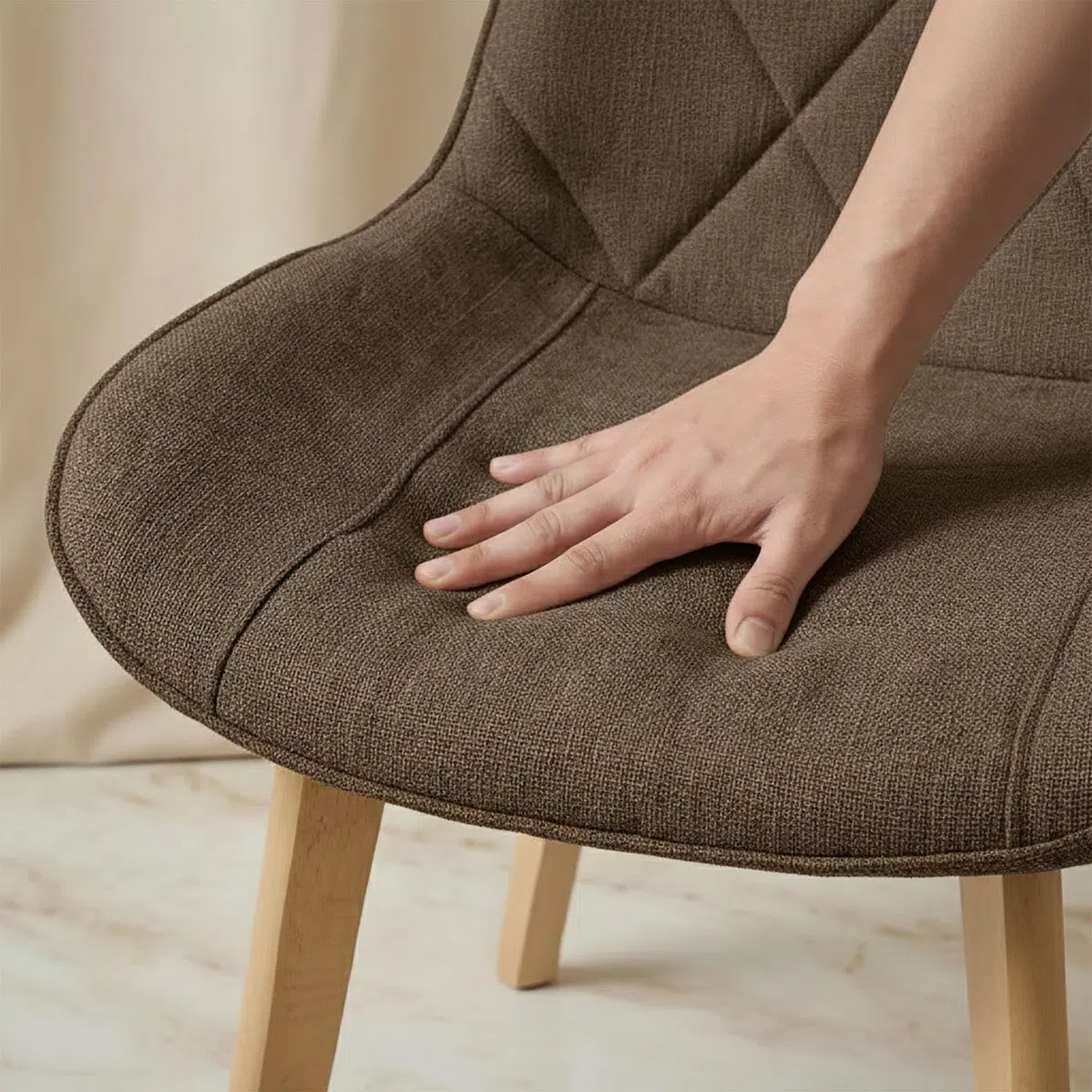 Juego de 4 Sillas de Comedor Tapizadas de Lino con Patas de Madera Maciza, Color Marrón