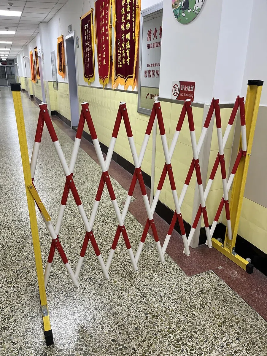 Barricada Móvil Expandible Barrera de Seguridad Móvil de 1,2m de Altura para Escuelas, Valla de Tráfico Ajustable de Plástico Reforzado con Fibra de Vidrio con Ruedas, Barrera para Zonas de Trabajo In