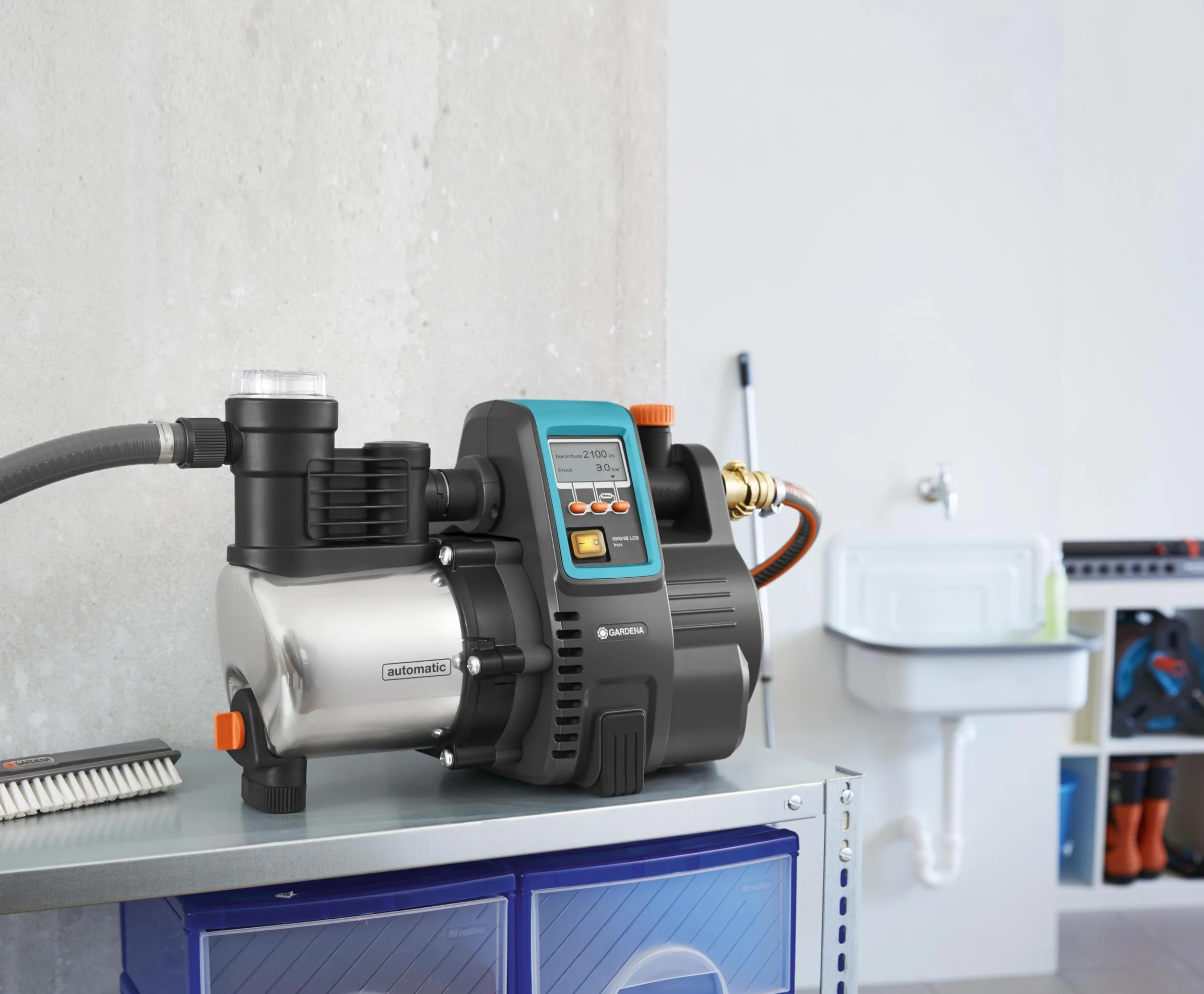 Gardena - Grupo a presión electrónico 6000/6E LCD Inox Premium: bomba doméstica con caudal de 6000 l/h, motor 1300 W, pantalla LCD, carcasa de la bomba de acero inoxidable (1760-20)