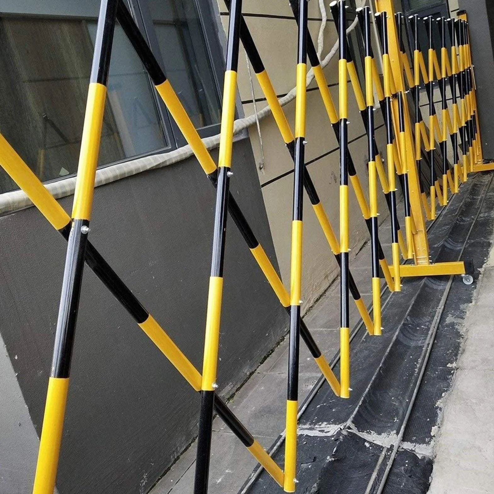 Barrera de seguridad extensible para puerta retráctil, ideal para zonas de trabajo, garajes, muelles de carga. Valla metálica fácil de mover para mayor seguridad.