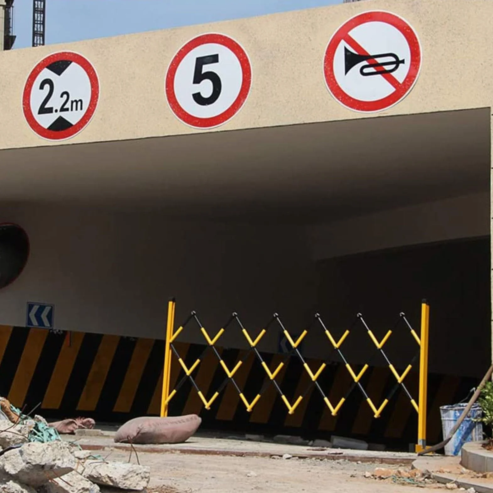 Barrera de seguridad extensible para puerta retráctil, ideal para zonas de trabajo, garajes, muelles de carga. Valla metálica fácil de mover para mayor seguridad.